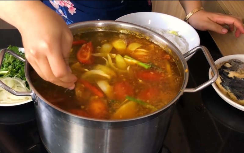 Nồi nước lèo bún cá thu Đà Nẵng đang sôi, chuẩn bị cho cá vào