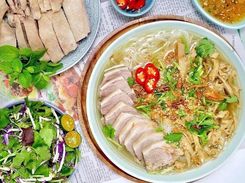 Trình bày món bún măng vịt măng khô thơm ngon, hấp dẫn