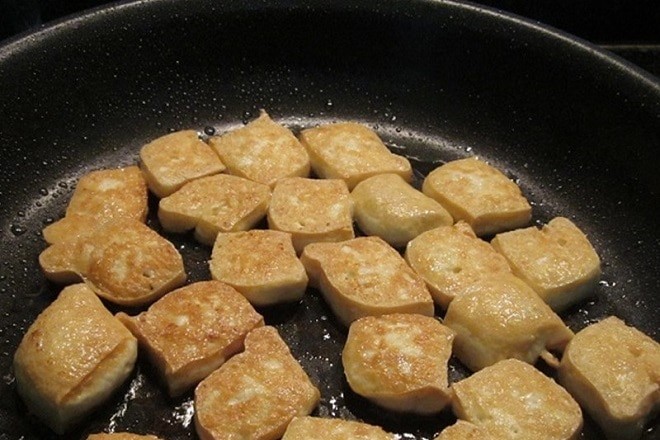Chiên đậu hũ vàng đều cho món bún riêu