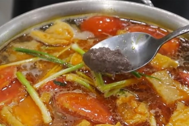 Nêm nếm gia vị cho nồi nước dùng bún riêu cua miền Trung