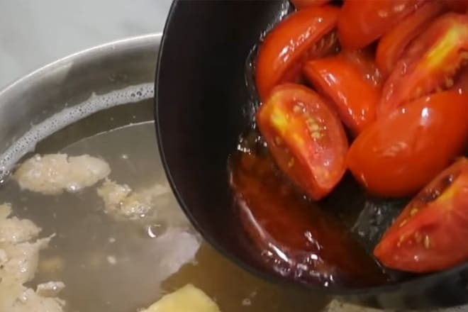 Hỗn hợp cà chua xào và dầu điều cho nước dùng bún riêu