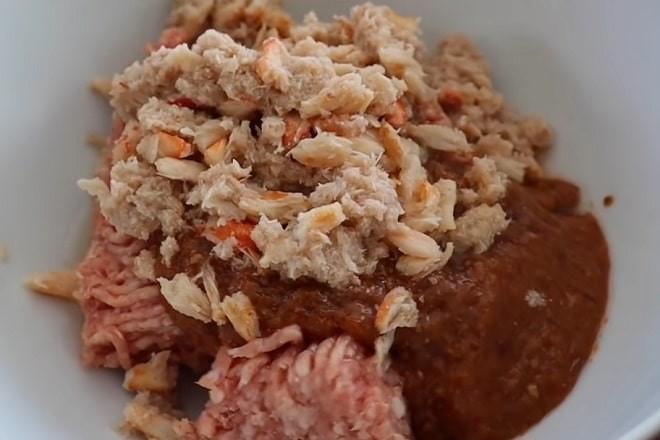 Trộn riêu thịt và gia vị để nấu bún riêu