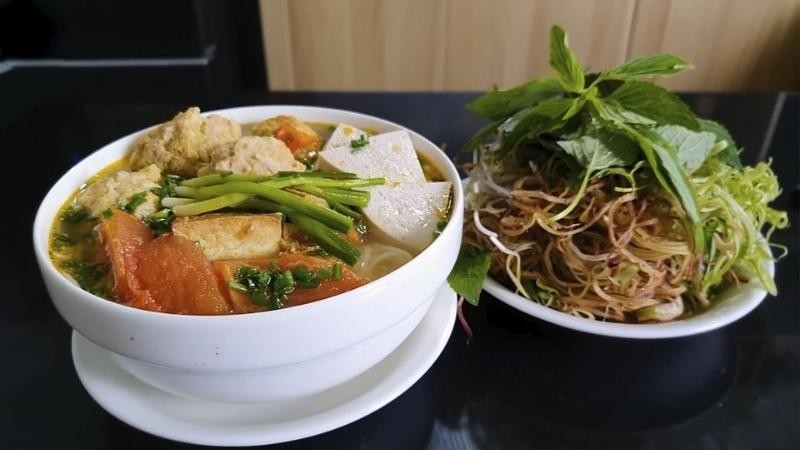 Món bún riêu thịt tôm khô thơm lừng, đậm đà đã hoàn thành