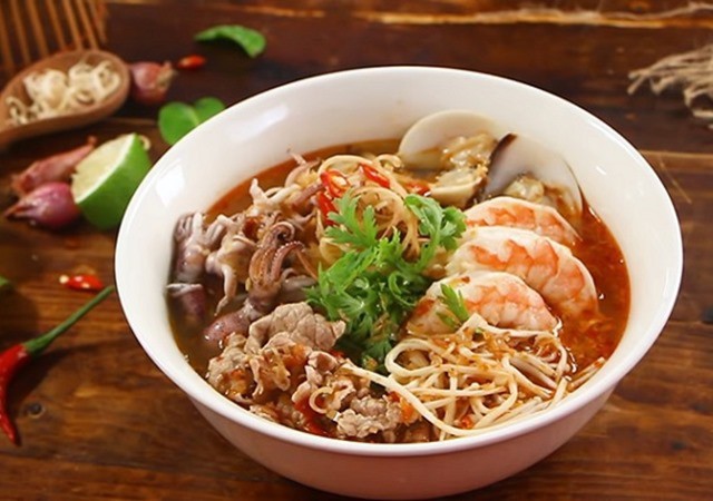 Tô bún Thái hải sản nóng hổi đã hoàn thành