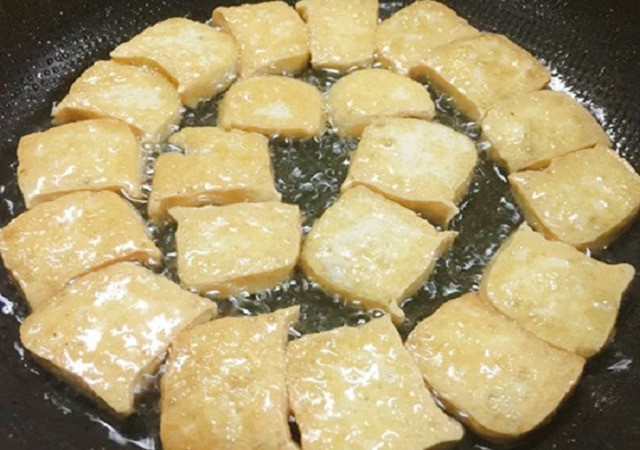 Rán đậu hũ cho món bún Thái chay