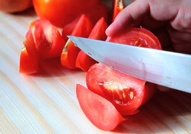 Cà chua thái múi cau để nấu nước dùng chay