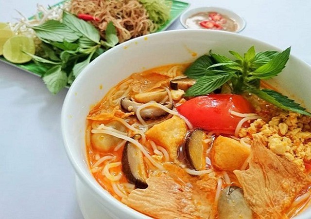 Tô bún Thái chay hoàn chỉnh với đậu hũ chiên, nấm và rau sống tươi ngon