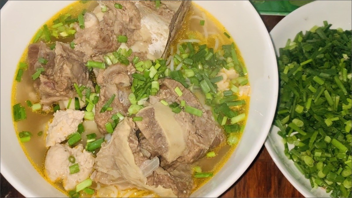 Bát bún bò thơm ngon chuẩn vị với xương bò và các loại thịt