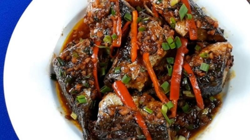 Món cá nục rim nước mắm tỏi ớt đã hoàn thành, sẵn sàng thưởng thức