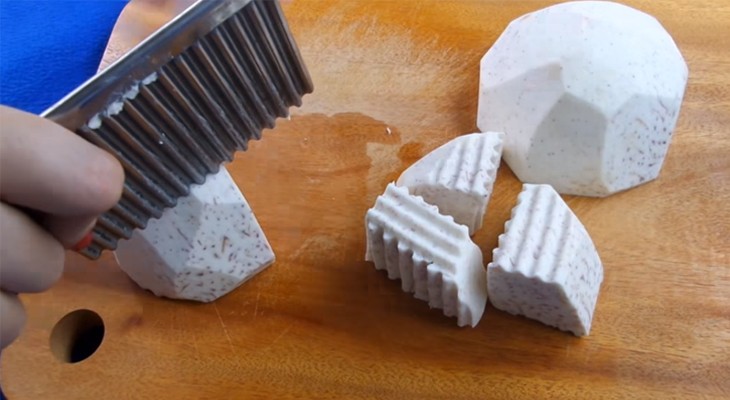 Khoai môn và hành tây đã được cắt miếng chuẩn bị cho món cà ri cá viên
