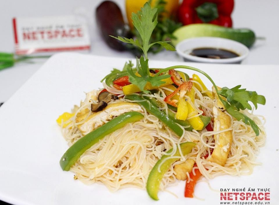 Đĩa bún xào Singapore chay đầy màu sắc và hấp dẫn