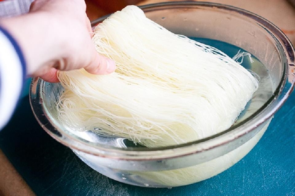 Bún gạo khô đang được ngâm nước để làm mềm