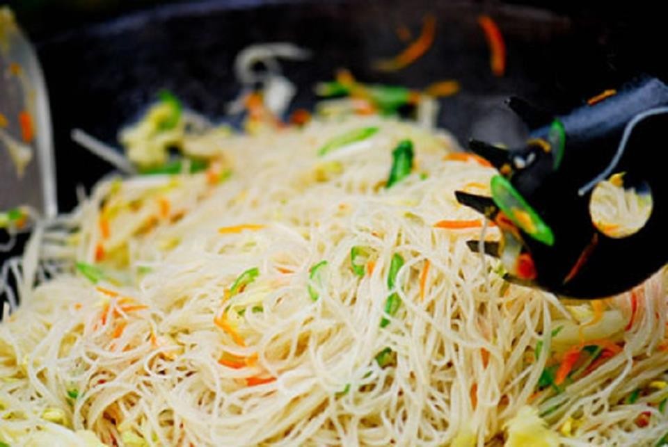 Đĩa bún xào Singapore chay đã hoàn thành và sẵn sàng thưởng thức
