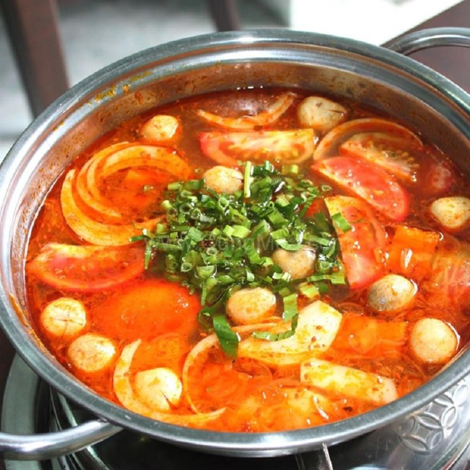 Nồi lẩu thái chay đang sôi với các nguyên liệu tươi ngon