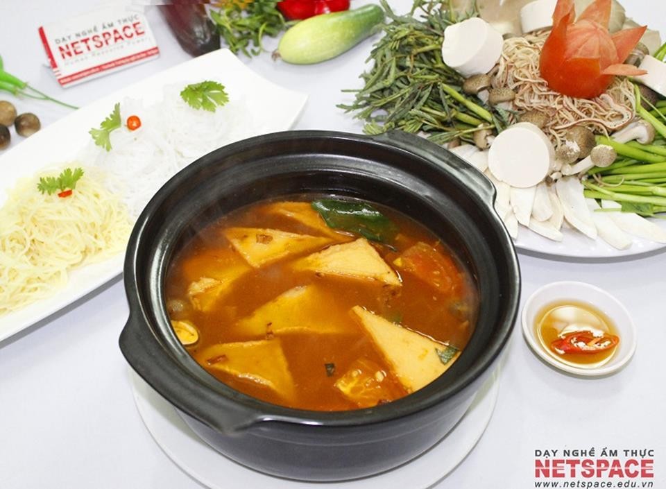 Thưởng thức món lẩu thái chay cùng bún và rau nhúng