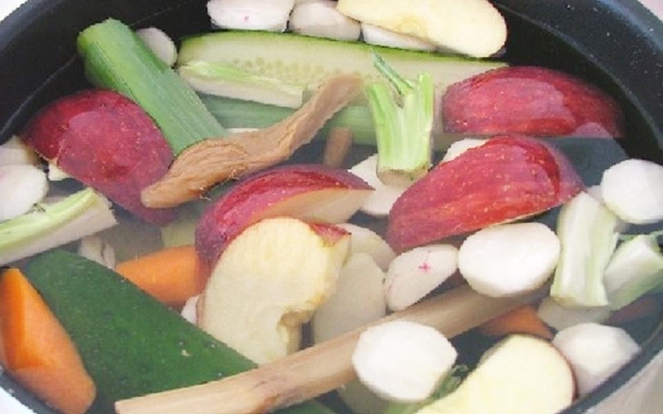 Nồi nước dùng lẩu rong biển chay đang hầm củ quả