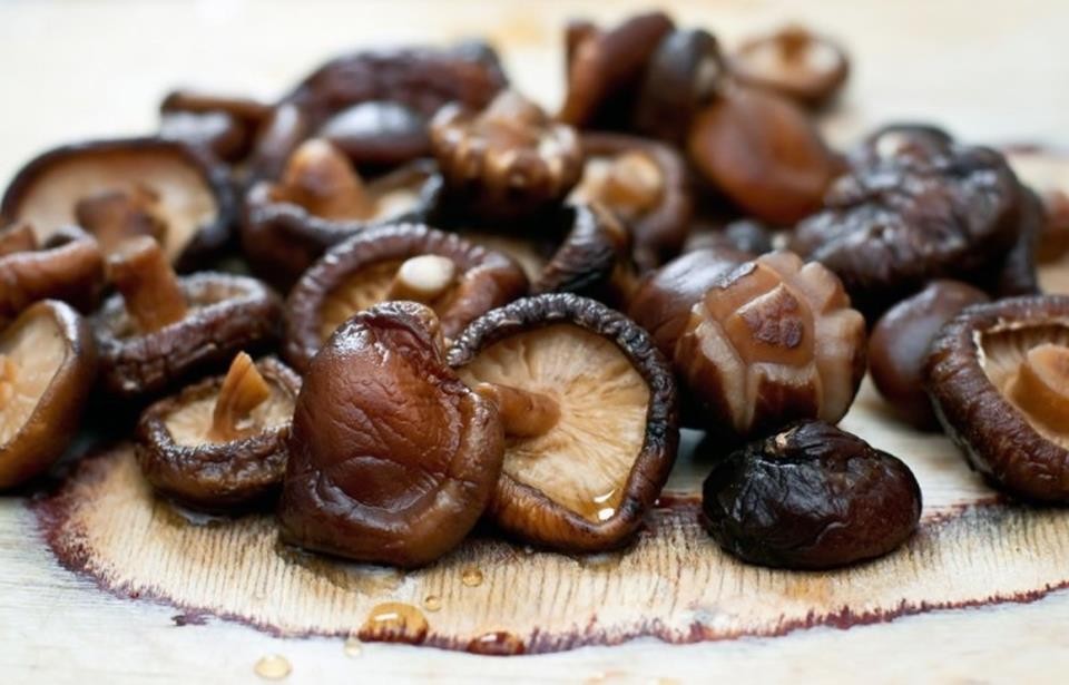 Sơ chế nấm đông cô khô cho món cà ri chay