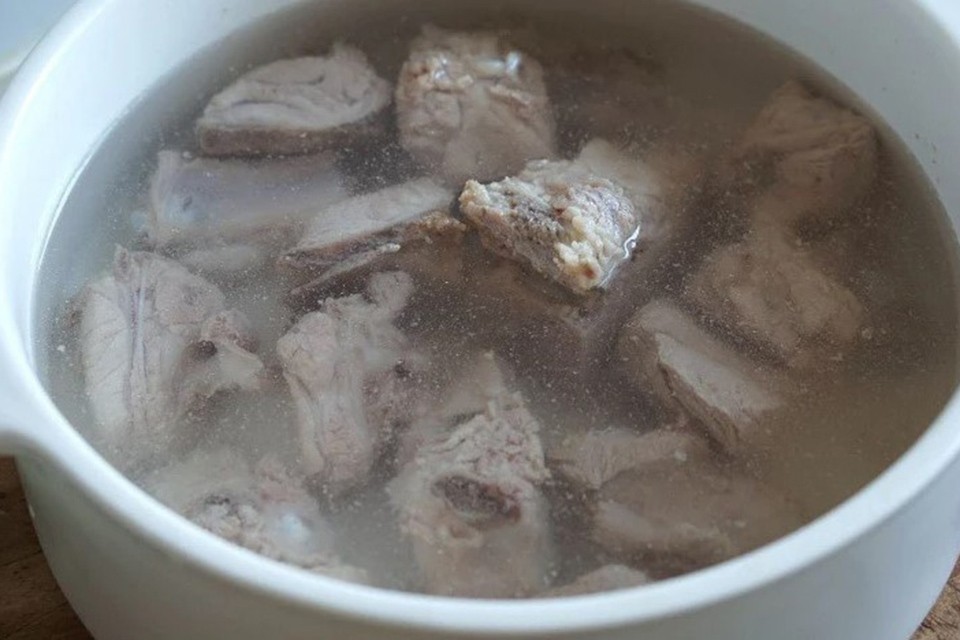 Cách nấu canh bằng nồi cơm điện hớt bọt