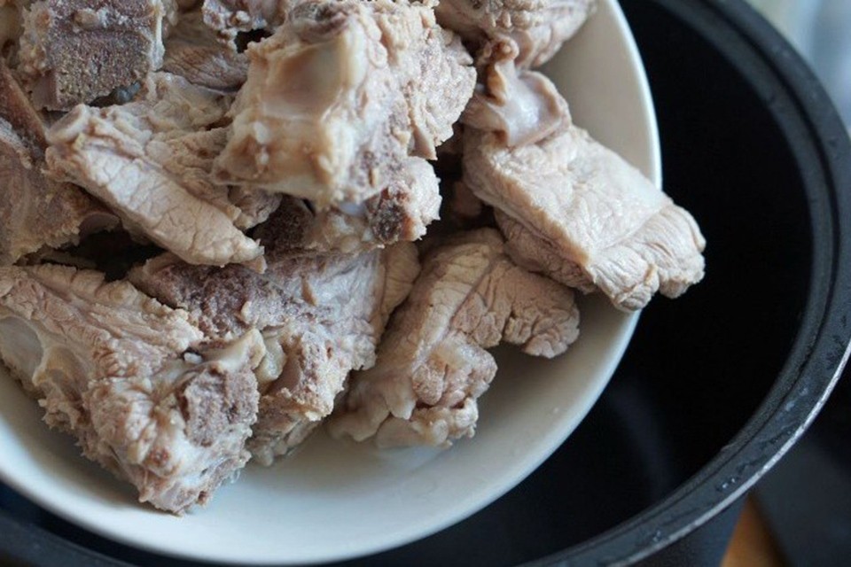Cách nấu canh bằng nồi cơm điện sườn và cà rốt