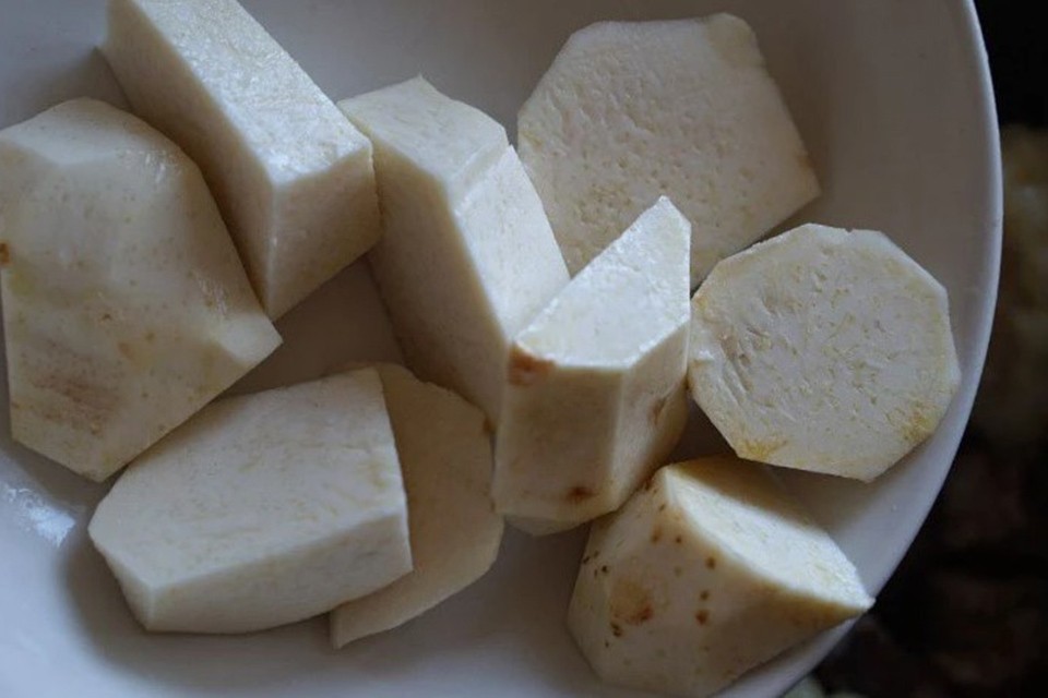 Cách nấu canh bằng nồi cơm điện sơ chế khoai môn