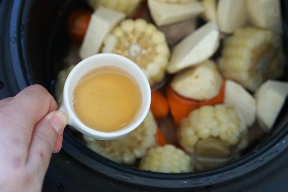 Cách nấu canh bằng nồi cơm điện thêm hành gừng