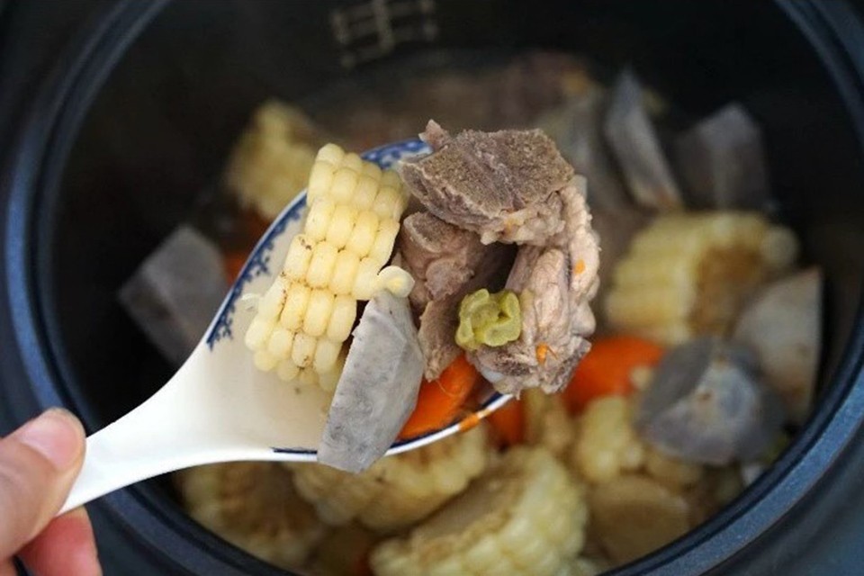 Cách nấu canh bằng nồi cơm điện hoàn thành