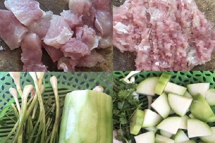 Sơ chế bí đao và thịt heo băm trước khi nấu canh bí thịt heo