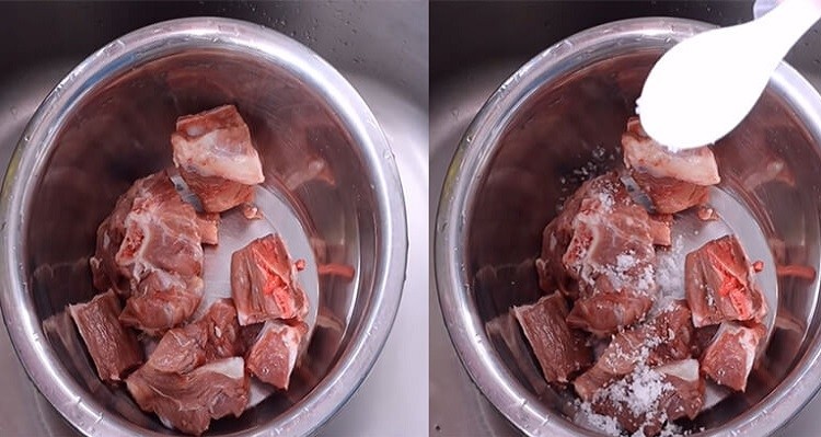 Ướp xương heo với gia vị để món canh bí thịt heo đậm đà
