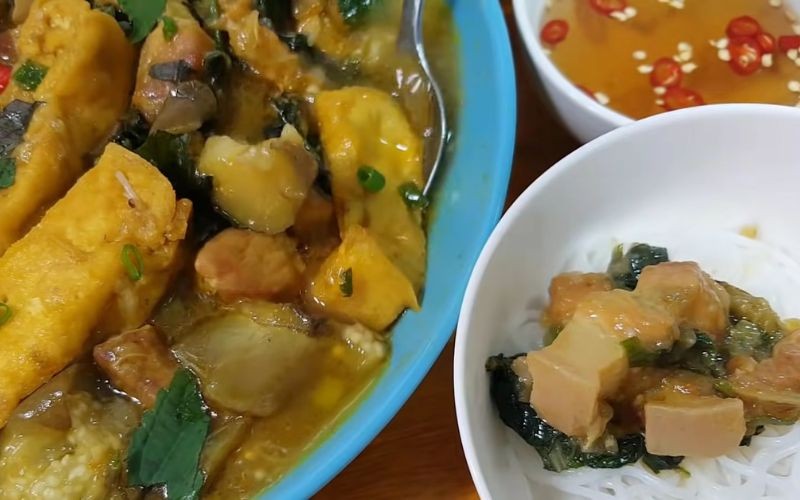 Cận cảnh món cà tím nấu đậu phụ nghi ngút khói, hấp dẫn mọi giác quan