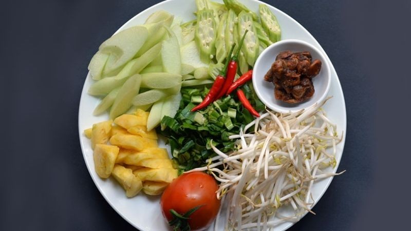 Sơ chế các loại rau củ cho món canh chua cá thác lác