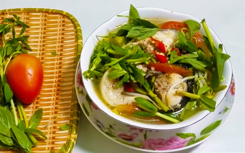 Tô canh chua cá tra nóng hổi, nghi ngút khói, sẵn sàng thưởng thức cùng cơm trắng
