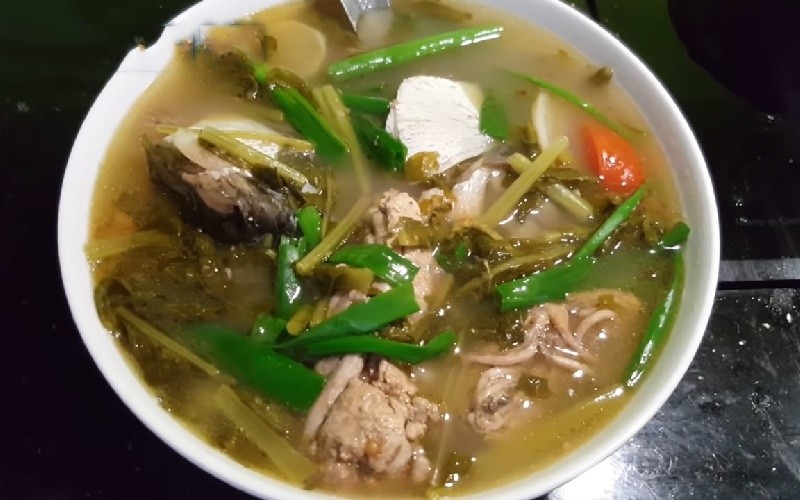 Bát canh cá trắm dưa chua hoàn chỉnh sẵn sàng để thưởng thức