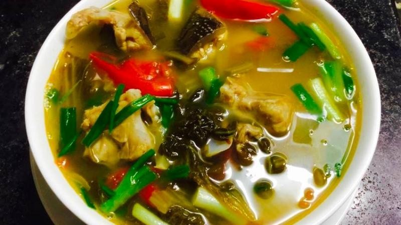 Thành phẩm canh cá trắm nấu dưa chua nóng hổi, thơm ngon