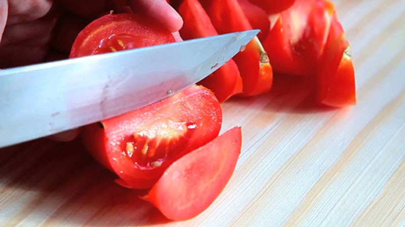 Cà chua tươi ngon được cắt thành từng múi cau đều đặn