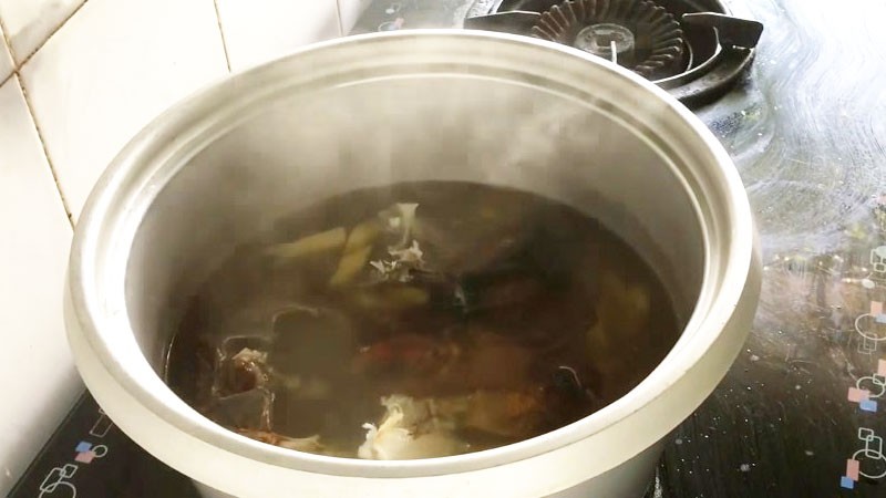 Cua biển tươi ngon đang được nấu chín trong nồi canh chua