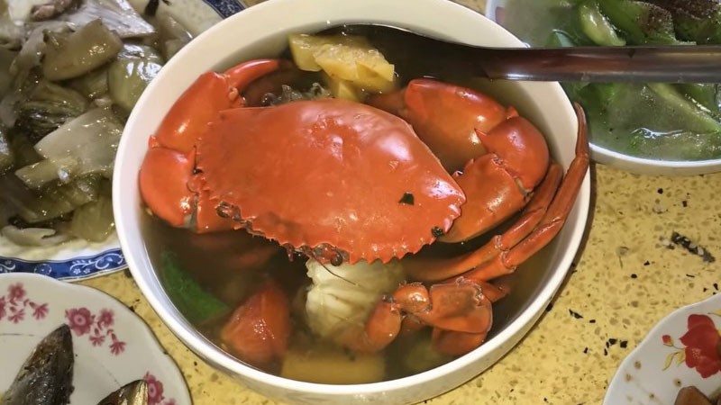 Tô canh chua cua biển nóng hổi, màu sắc hấp dẫn với thịt cua, cà chua, đậu bắp, ngò ôm