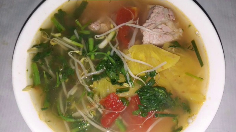 Bát canh chua sườn non dứa cà chua thơm ngon hấp dẫn