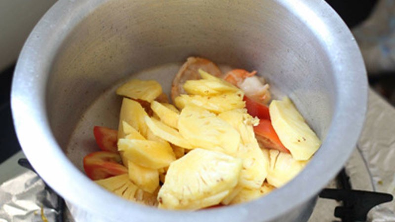 Xào thơm và cà chua cùng tôm để dậy mùi hương đặc trưng của canh chua thơm