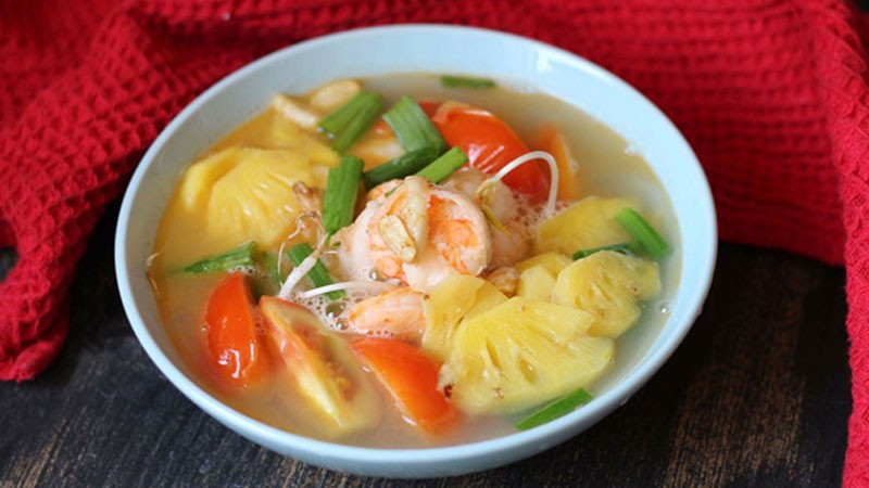 Tô canh chua thơm tôm nóng hổi, trang trí đẹp mắt với giá và hành lá