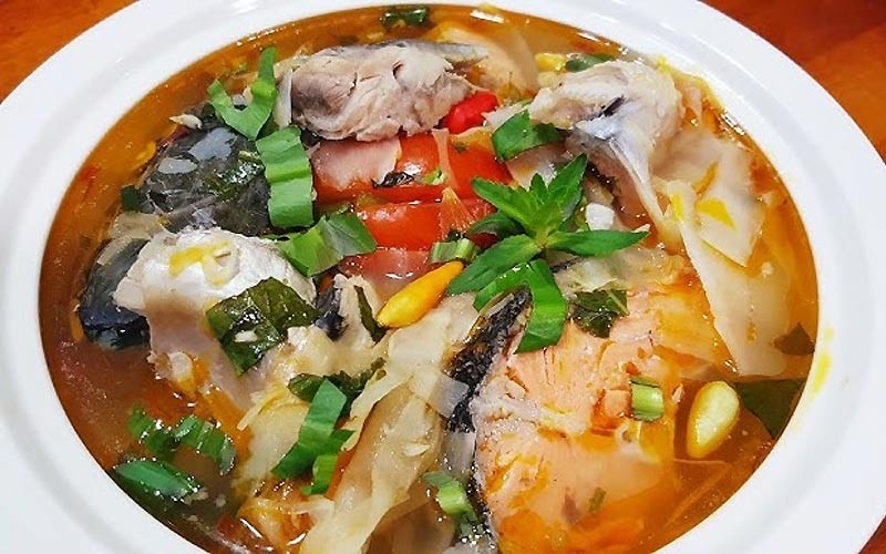 Canh chua vây cá hồi nấu với măng chua, vị chua thanh độc đáo