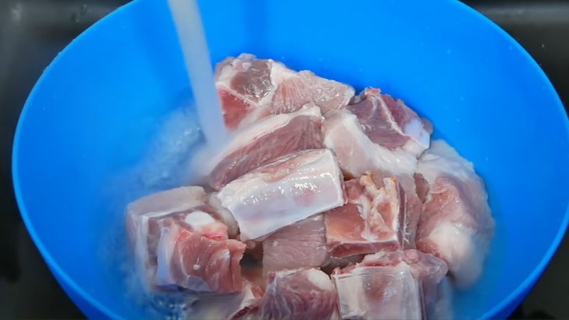 Bước ướp sườn heo đúng cách trong cách nấu canh chuối ngon đậm đà