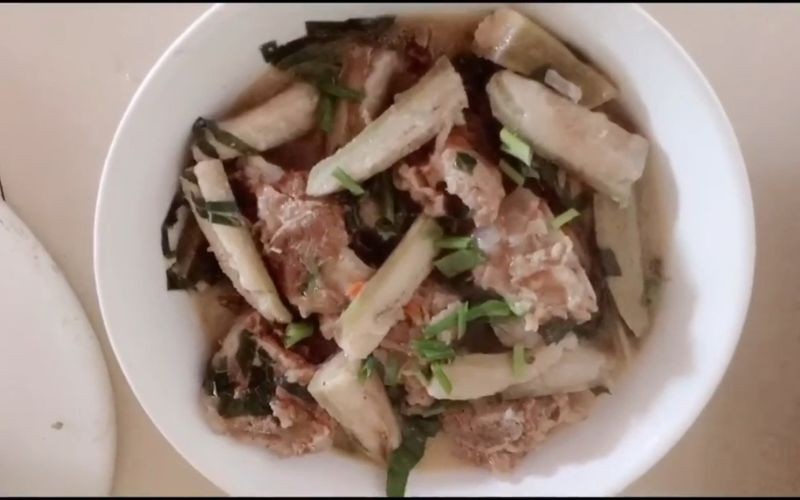 Canh chuối xanh đã hoàn thành, sẵn sàng thưởng thức với rau tía tô