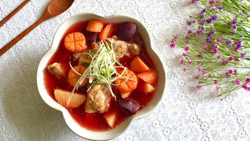 Món canh củ dền nấu sườn thơm ngon, bổ dưỡng sau khi hoàn thành và trang trí