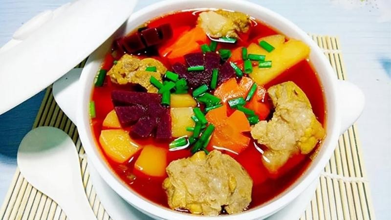Món canh củ dền với sườn hoàn chỉnh với màu sắc đẹp mắt