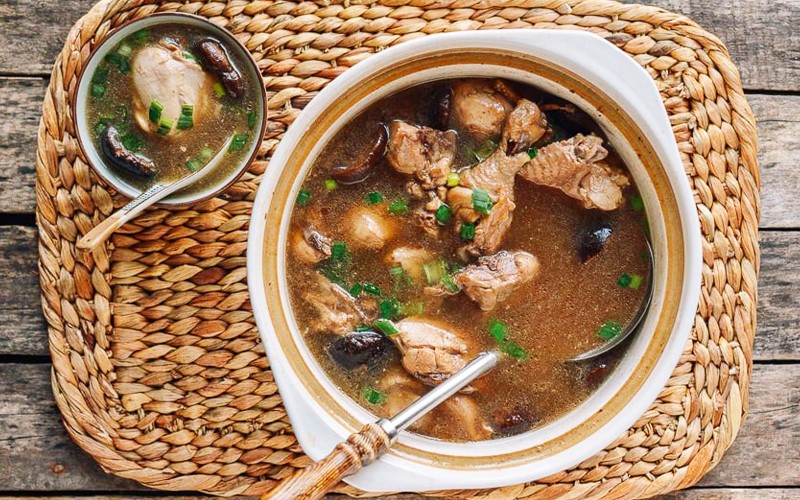 Bát canh gà nấu nấm hương đã sẵn sàng để thưởng thức