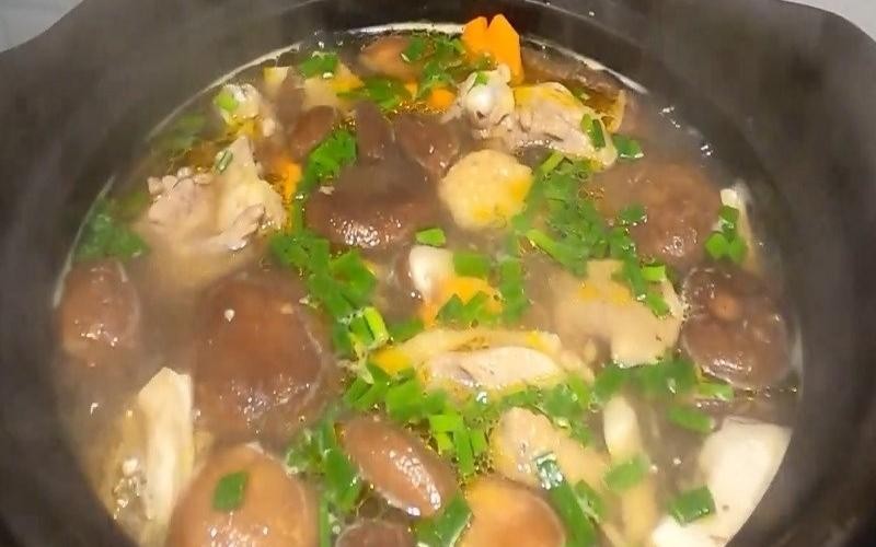 Bát canh gà nấu nấm hương nóng hổi, thơm ngon đã hoàn thành