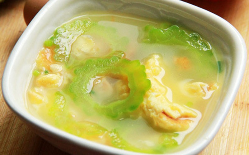 Bát canh khổ qua trứng thành phẩm nóng hổi, trang trí đẹp mắt với hành lá và ớt, sẵn sàng thưởng thức