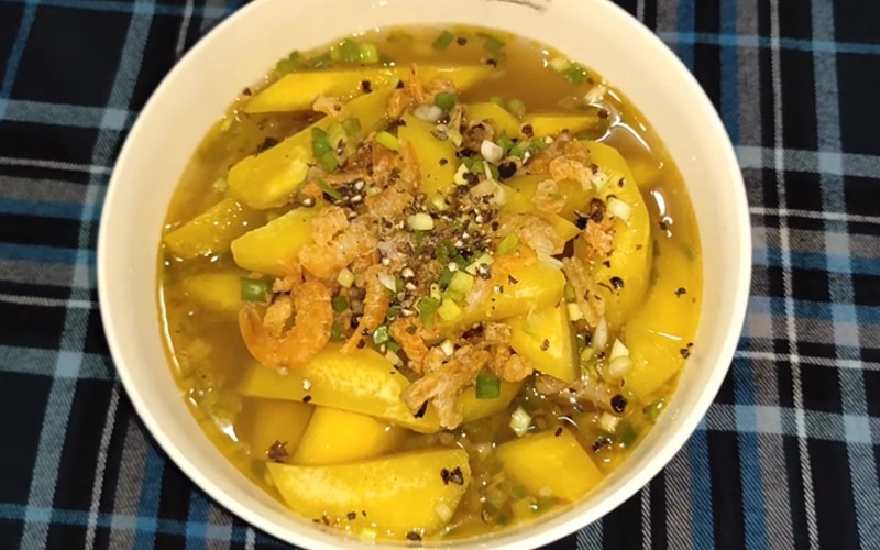 Thành phẩm canh khoai lang mật nấu tôm khô hoàn chỉnh sau khi nấu
