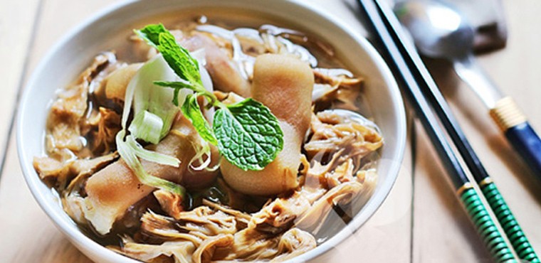 Bát canh măng khô giò heo thành phẩm hấp dẫn