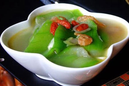 Canh mướp hương nấu tôm khô giữ màu xanh mướt, thơm ngon